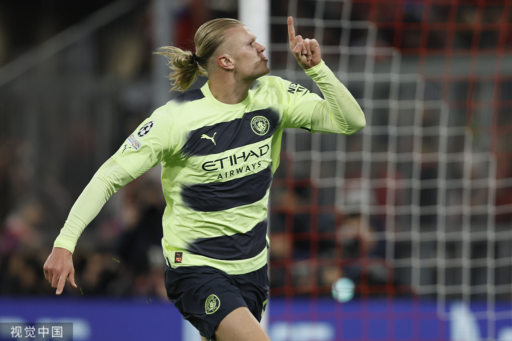 体坛联播｜斯洛特首度公开回应萨拉赫，曼联4比1大胜狼队（体坛速递｜斯洛特首次回应萨拉赫，曼联4比1击败狼队）