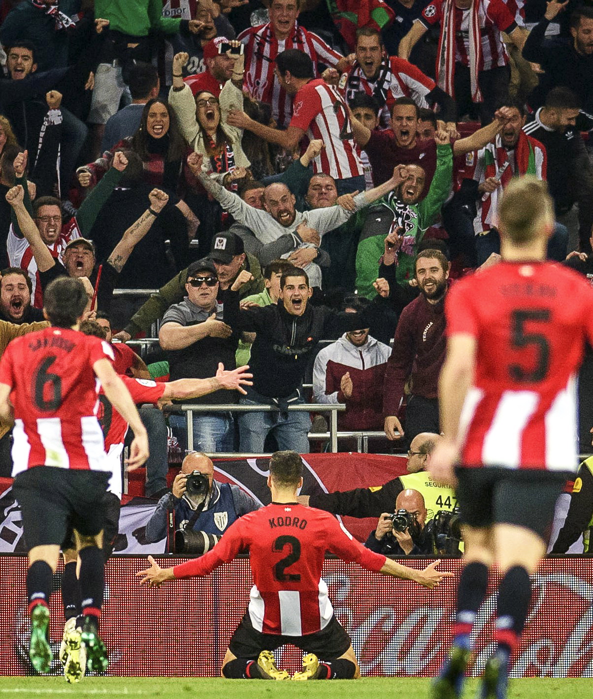 1-1战平，利物浦丢三分！英超积分榜：切尔西1-3惨败，阿森纳稳居榜首（英超综述：利物浦1-1憾平无缘三分，切尔西1-3不敌，阿森纳继续领跑积分榜）